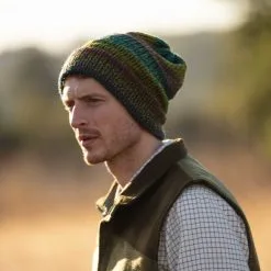 Man wearing green grunge chunky slouchy beanie, Handmade in Scotland – Lelsloom